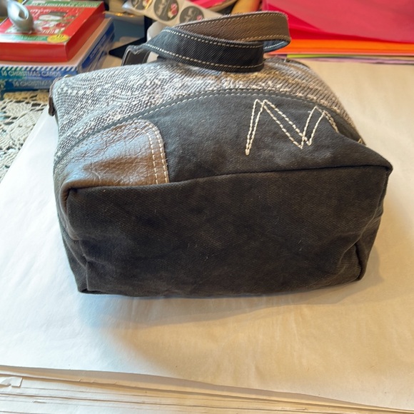 Myra bag- VINTAGE CARVED SHOULDER BAG, adjustable strap. - Picture 4 of 6